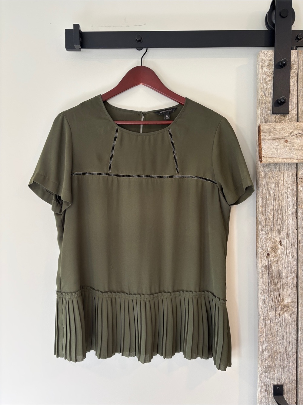 Banana Republic Olive Green Purplum Short Sleeve Pleated Hem Blouse medium